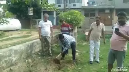 औरैया से आवास विकास स्थित अंबेडकर पार्क में विचित्र पहल के द्वारा हुआ जीवन धारा पौधारोपण अभियान के अंतर्गत हुआ पौधारोपण