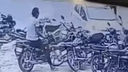 सीकर: जयपुर रोड स्थित फाइनेंस कंपनी के ऑफिस के बाहर खड़ी बाइक हुई चोरी, सीसीटीवी में हुई वारदात का रिकॉर्ड