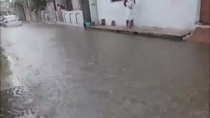 दतिया नगर: रात से हो रही झमाझम बारिश से शहर जलमग्न, गंजी के हनुमान मंदिर के पास लोगों के घरों में भरा पानी