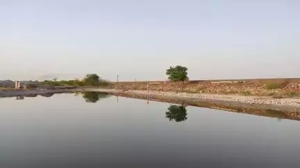सांभर लेक रेलवे स्टेशन पर भारतीय रेल के प्रतिबिम्ब का मनमोहक दृश्य