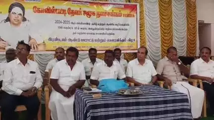 கோவில்பட்டி: ஏ கே எஸ் தியேட்டர் சாலையில் உள்ள தனியார் திருமண மண்டபத்தில் 10 மற்றும் 12 வகுப்பில் அதிக மதிப்பெண் பெற்றவர்கள் பாராட்டு