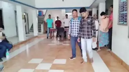 ভগবানগোলা ২: রানিতলায় পরিত্যক্ত জায়গা থেকে দেশি মদ উদ্ধার, দুই যুবক গ্রেফতার