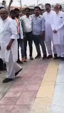 भरतपुर: भरतपुर रेलवे स्टेशन पर कांग्रेसी नेताओं ने पूर्व मुख्यमंत्री अशोक गहलोत का जोरदार स्वागत किया