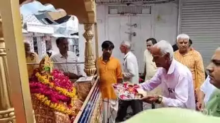 कपासन: अखिल विश्व गायत्री परिवार शांतिकुंज हरिद्वार के तत्वावधान में रविवार को कपासन में निकाली गई ज्योति कलश रथ यात्रा