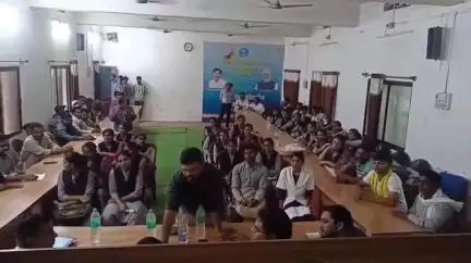 वरला: नर्सिंग कॉलेज की छात्राओं की हुंकार का असर, भोपाल से सेंधवा पहुंचे काउंसलर, विधायक ने गुमराह करने का लगाया आरोप