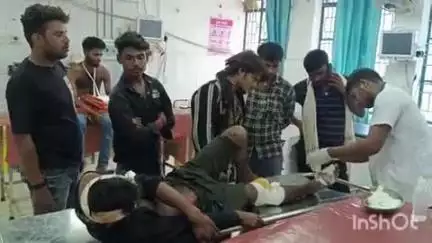 भभुआ: मुठानी के पास अनियंत्रित दो बाइक के पलटने से तीन लोग गंभीर रूप से घायल, सदर में इलाज जारी