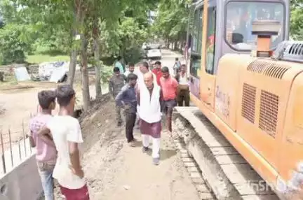 फारबिसगंज: फारबिसगंज विधायक विधासागर केसरी ने फारबिसगंज किसान चौक पथ में बन रहे निर्माणाधीन पुल का किया निरीक्षण
