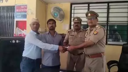 जालौन: जालौन पुलिस ने 7 गुम हुए मोबाइल बरामद किए, सोमियों को सौंपे, कीमत ₹1 लाख 35 हजार
