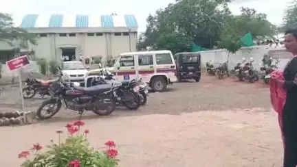 बार्शी: मुद्देमाल जप्त करून आरोपीवर गुन्हा दाखल केल्यावर वैराग पोलीस ठाणे आवारात पोलिसांवर दबाव टाकण्याचा प्रयत्न, गुन्हे दाखल