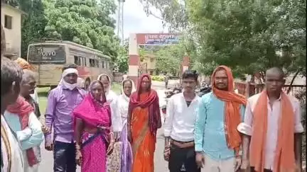 रंका: बेलवा दामर के ग्रामीण जमीन विवाद की समस्या को लेकर पहुंचे रंका थाना