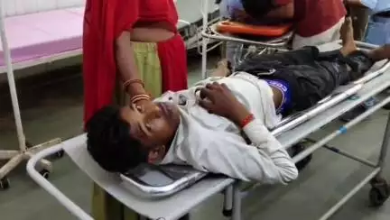 डूंगरपुर: बलवाड़ा घाटी पर तेज रफ्तार कार ने बाइक सवार पिता-पुत्र को मारी टक्कर, दोनों हुए गंभीर घायल