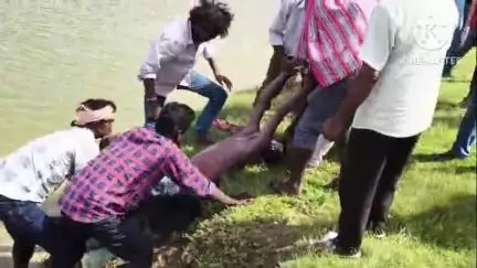 నాగిరెడ్డిగూడెం తమ్మిలేరు రిజర్వాయర్‌లో చేపల వేటకు వెళ్లి గల్లంతయిన శాంత కుమార్ మృతదేహాన్ని వెలకి తీసిన పోలీసులు