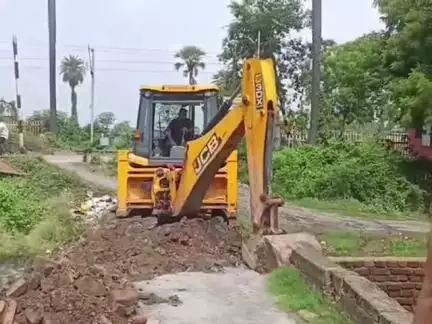 गया टाउन सीडी ब्लॉक: वार्ड नंबर 4 में भारी बारिश से जल जमाव के कारण लोग थे परेशान, पार्षद और पार्षद प्रतिनिधि ने जेसीबी मंगाकर दिलाया निजात