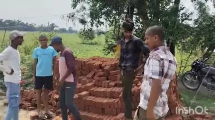 बांके बाज़ार: रौशनगंज पंचायत के कोइरी बिगहा गांव में महादलित विकास भवन निर्माण में घटिया सामग्री का इस्तेमाल, ग्रामीणों में आक्रोश