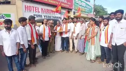 மேட்டுப்பாளையம்: தமிழக வெற்றிக்கழகம் தலைவர் விஜய் பிறந்தநாளை ஒட்டி மேட்டுப்பாளையத்தில் பேருந்து நிலையம் முன்பு கட்சி தொண்டர்கள் இனிப்பு வழங்கி கொண்டாட்டம்