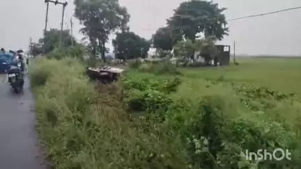 রায়না ১: বর্ধমান আরামবাগ রোডের মিরেপোতা বাজার এলাকায় নিয়ন্ত্রণ হারিয়ে উল্টে গেল পণ্য বোঝাই চারচাকা গাড়ি