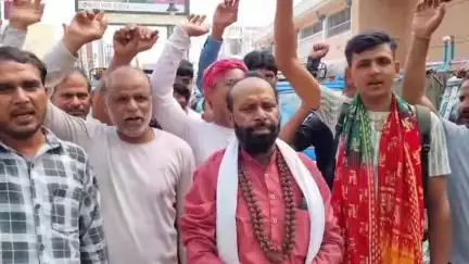 मथुरा: वृन्दावन में ट्रैफिक व्यवस्था में सेंधमारी, बिना रूट दौड़ रहे ई-रिक्शा