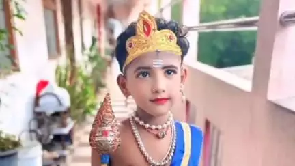 மயிலாடுதுறை: கோமதி தியேட்டர் சாலையில் மதுரை மாநாட்டிற்கு முருகன் வேடம் அணிந்த சிறுவனுக்கு கையில் வேல் கொடுத்தEX மாவட்ட தலைவர் வாகன தூக்கம்