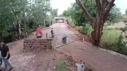 तालबेहट: स्टेशन मार्ग पर करोड़ों की लागत से बन रहा पुल मूसलाधार बारिश से क्षतिग्रस्त, सर्विस रोड और पुल पानी में डूबे