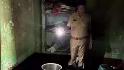 चंदौली: बिछड़ी गांव में डीजल की कालाबाजारी का भंडाफोड़, इंस्पेक्टर की छापेमारी में 300 लीटर अवैध डीजल बरामद