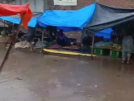 mehgaon sabji Mandi me jor dar barish ho rahi he