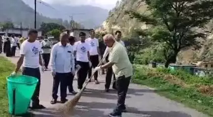 नंदप्रयाग: नंदप्रयाग के मुनियाली में जिला विधिक सेवा प्राधिकरण के निर्देश पर नगर पंचायत ने की साफ-सफाई