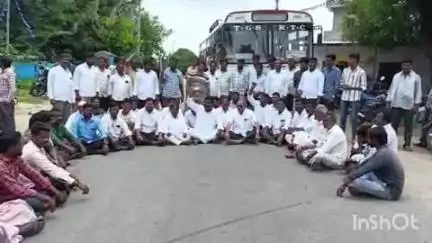 పరిగి: పుట్ట పహాడ్ గ్రామంలో అంబేద్కర్ విగ్రహాన్ని ధ్వంసం చేసిన గుర్తు తెలియని దుండగులు, ప్రధాన రహదారిపై బైఠాయించి నిరసన