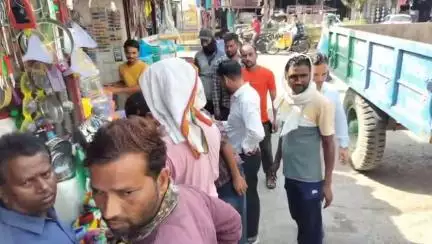 करेली: बरमान रोड ओवरब्रिज के पास से नगर पालिका की टीम ने हटाया अतिक्रमण