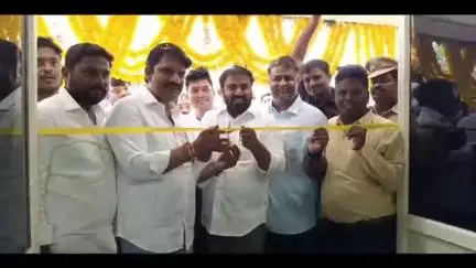 పర్చూరులో ఇండోర్ స్టేడియం ప్రారంభోత్సవ కార్యక్రమంలో పాల్గొన్న శాప్ చైర్మన్ రవిబాబు, ఎమ్మెల్యే ఏలూరి సాంబశివరావు