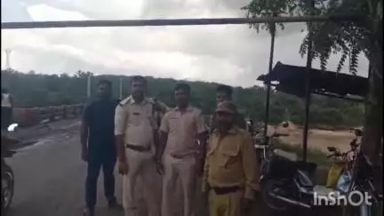 रामगढ़: भुरकुंडा गिद्दी पुल की जर्जर स्थिति देखते हुए, सीसीएल सुरक्षा कर्मी ने भारी वाहनों का आवागमन बंद किया