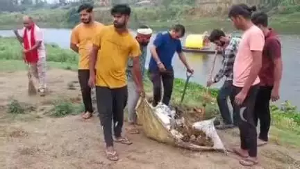 सुल्तानपुर: गोमती मित्र मंडल के सदस्यों ने गोमती नदी के तट पर सीताकुंड धाम पर किया श्रमदान