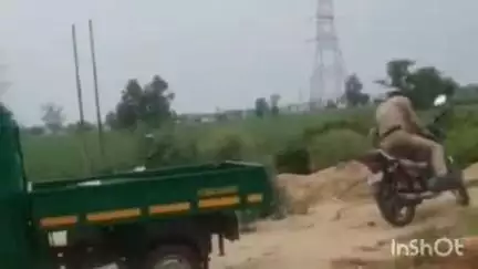गढ़मुक्तेश्वर: गांव सिखेड़ा के पास ट्रेन की चपेट में आने से करीब 35 वर्षीय अज्ञात युवक की मौत, पुलिस ने शव को पोस्टमार्टम के लिए भेजा