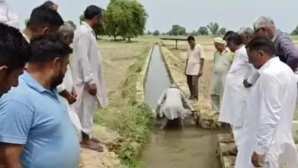 ਫਾਜ਼ਿਲਕਾ: ਕਬੂਲਸ਼ਾਹ ਮਾਈਨਰ 'ਤੇ ਪਹੁੰਚੇ ਕਿਸਾਨਾਂ ਨੇ ਕਿਹਾ ਨਵੀਂ ਬਣੀ ਨਹਿਰ ਦੇ ਬਾਵਜੂਦ ਨਹੀਂ ਮਿਲਿਆ ਨਹਿਰੀ ਪਾਣੀ #jansamasya