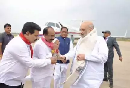 रायपुर: केंद्रीय गृहमंत्री अमित शाह दो दिवसीय दौरे पर छत्तीसगढ़ पहुंचे