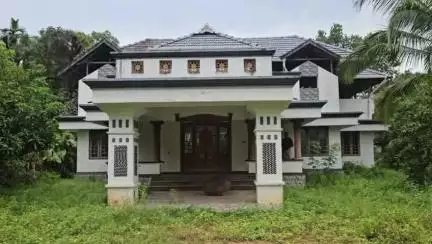 കൊടുങ്ങല്ലൂർ: കൊറ്റംകുളത്ത് വീട് കുത്തിത്തുറന്ന് കവർച്ച, നിലവിളക്കുകളും ഓട്ടുരുളിയും പാത്രങ്ങളും നഷ്ടപ്പെട്ടു