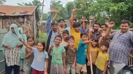 मधेपुरा: हनुमाननगर चौरा में सड़क नहीं बनने से ग्रामीणों का फूटा गुस्सा, कीचड़युक्त रास्ते पर किया प्रदर्शन #jansamasya