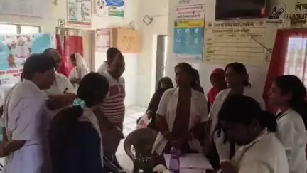 महाराजगंज: कृतपिपरा पीएचसी पर आरोग्य मेले का निरीक्षण किया अधीक्षक डॉ. के.पी. सिंह ने, 3 संदिग्ध टीबी मरीज हुए चिन्हित