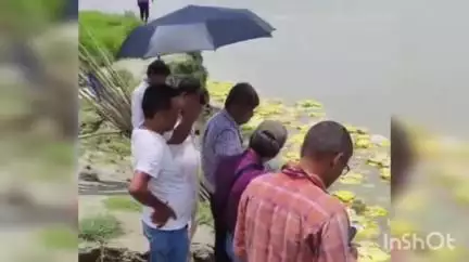 রতুয়া ১: গঙ্গার জলন্তর বাড়তেই কাজের অংশ তলিয়েছে, মহানন্দাটোলার নদী তীরবর্তী এলাকা পরিদর্শনের প্রশাসনের কর্তারা