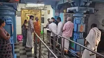 రాయదుర్గం: పట్టణంలోని శ్రీ ప్రసన్న వెంకటరమణ స్వామి ఆలయంలో అర్చకత్వంపై ఘర్షణకు దిగిన రెండు వర్గాల అర్చకులు