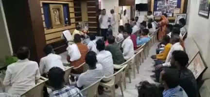 बाबई: माखन नगर विधायक ठाकुर विजयपाल सिंह ने अपने कार्यालय में सुनी लोगों की समस्याएँ, कराया निराकरण