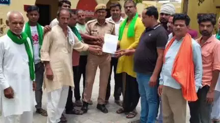 जलेसर: लगातार 3 दिन से चल रहा थाना अवागढ़ पर किसानों का धरना प्रदर्शन समाप्त, एसएसपी के नाम होमगार्ड को सौंपा ज्ञापन