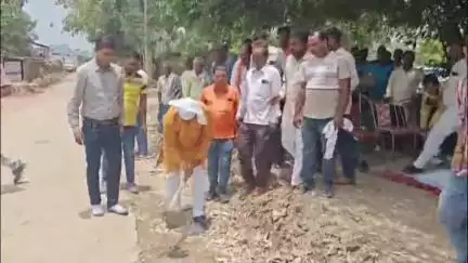 महाराजगंज: सदर विधायक ने रामपुर बुजुर्ग से कटहरा संपर्क मार्ग के चौड़ीकरण व सुदृढ़ीकरण कार्य की रखी आधारशिला