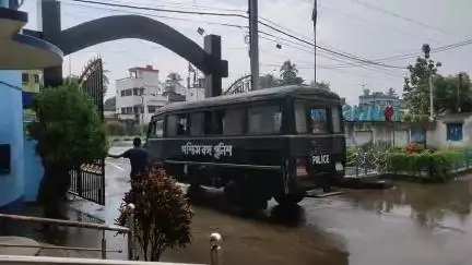 নাকাশিপাড়া: আদালতে গ্রেফতারি পরোয়ানা থাকা এক ব্যক্তিকে খিদিরপুর থেকে গ্রেফতার করে আদালতে পাঠানো পুলিশ