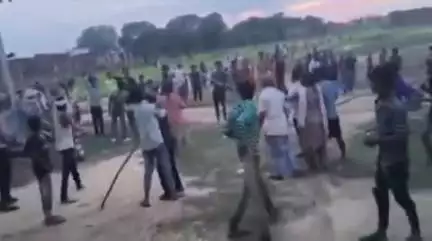 शोहरतगढ़: पथरदेइया में एक साथ दो पक्षों के कई लोगों ने लाठी-डंडे से की मारपीट, वीडियो सोशल मीडिया पर हुआ वायरल