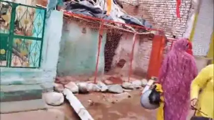 छतरपुर नगर: सिटी कोतवाली क्षेत्र में प्लॉट को लेकर हुए विवाद में एक परिवार पर किया गया पथराव, एक महिला ने कपड़े उतारकर किया प्रदर्शन
