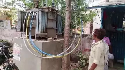 लखीमपुर: लखीमपुर शहर में विद्युत विभाग की लापरवाही, जिला अस्पताल के पास खुले में रखा ट्रांसफार्मर दे रहा हादसे को दावत#jansamasya