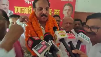 मऊ: विदेश यात्रा के बाद मऊ पहुंचे घोसी लोकसभा के सांसद राजीव राय, बाल निकेतन सपा कार्यालय पर हुआ स्वागत