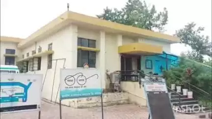 नांदगाव: नांदगाव येथील सरकारी रुग्णालयामध्ये दारूच्या नशेत धुंद डॉक्टर व कर्मचाऱ्यांना शिवसैनिकांकडून झोप