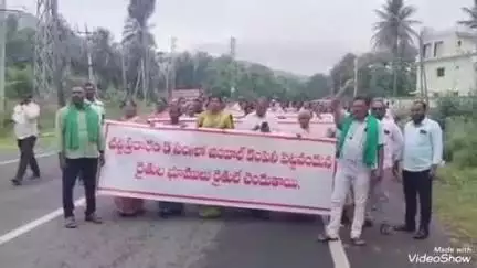 బౌడార జాతీయ రహదారిపై జిందాల్ భూ నిర్వాసితులను అడ్డుకున్న పోలీసులు : రోడ్డుపైనే బైఠాయించి నిరసన తెలిపిన భూ నిర్వాసితులు