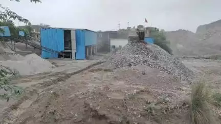 फुलेरा मु. सांभर: आसलपुर मे पुराने तालाब पर क्रेशर मालिको का अवैध कब्जा,बारिश व गर्मी के बीच ग्रामीण अनिश्चितकालीन धरने पर बैठे#jansamaya